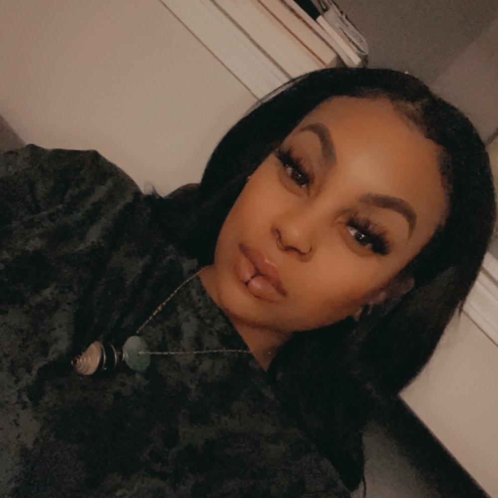 Meet your Posher, Kamari